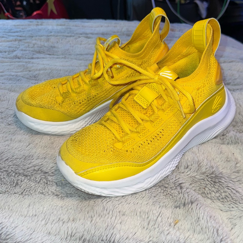 Under Armour Curry Flow 8 Smooth Butter Shoes Size 4Y